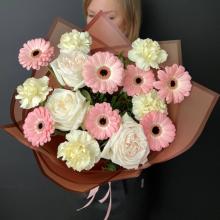 Букет розовых гербер с розами в упаковке (Flow180)