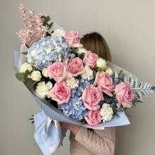 Букет с розовыми розами и голубой гортензией (flow174)