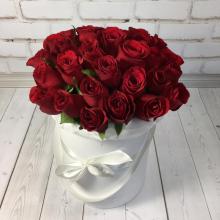 Шляпная коробка с 29 красными розами Кения