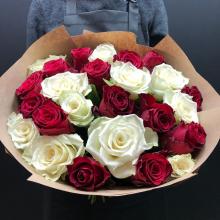 Букет из 25 красных и белых роз.